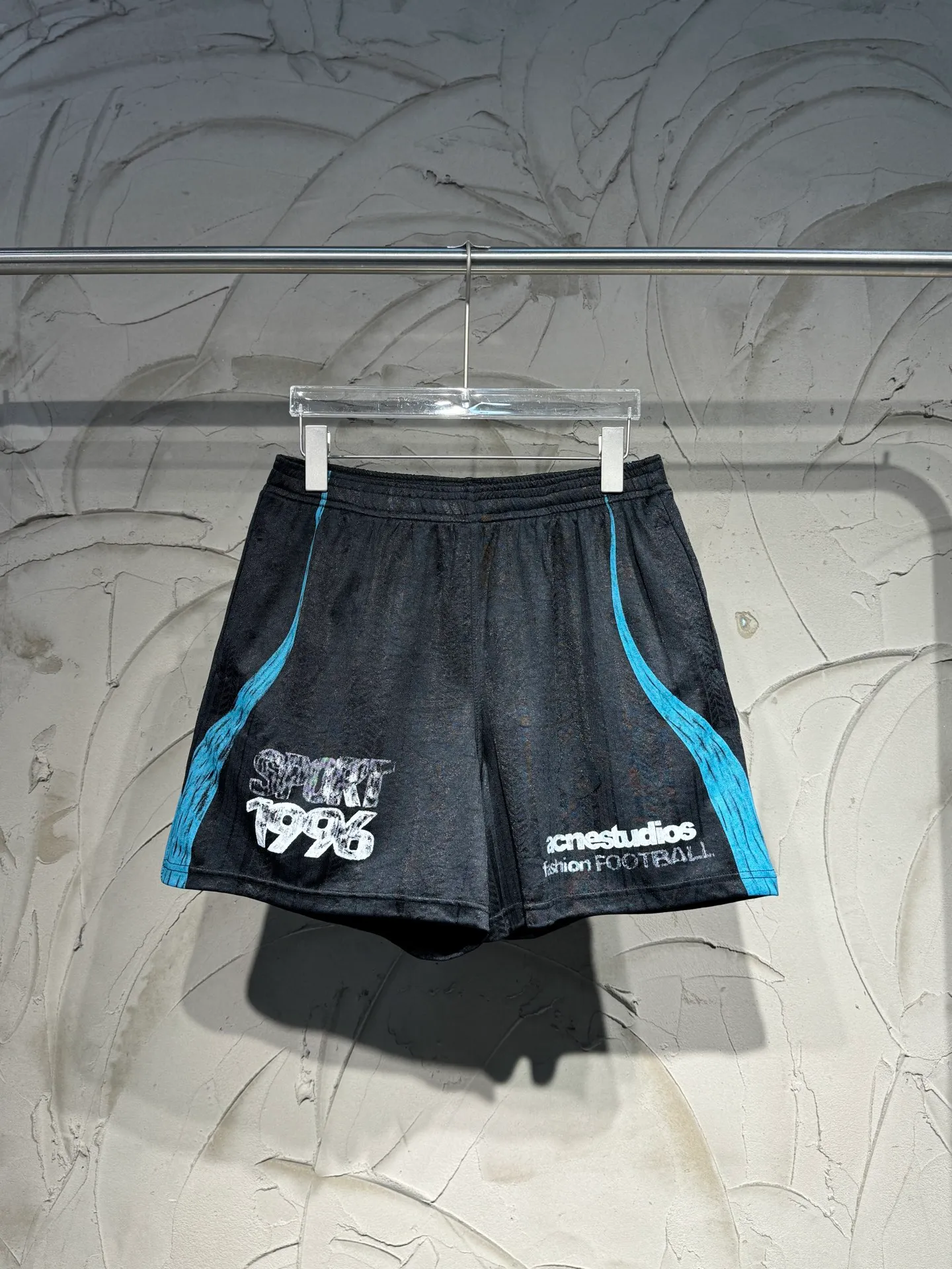 Acne studios blue and black combination ❤️❤️‍ limited edition jersey comes with blue and black contrasting sports pants ❗️❗️Full of the Millennium Retro atmosphere 😍 Clean white base with Blue side strips Retro The distressed letter printed mesh Breathable fabric can be used in summer without getting sweaty. ☘️The loose A-line version hides the flesh and shows the length of the legs. It turns into a super cool street sports girl in seconds⛹️‍♀️🏆You can wear it casually for fitness, walking, and daily outings. You can get it for lazy people with one click😍😍 Size: S M L
